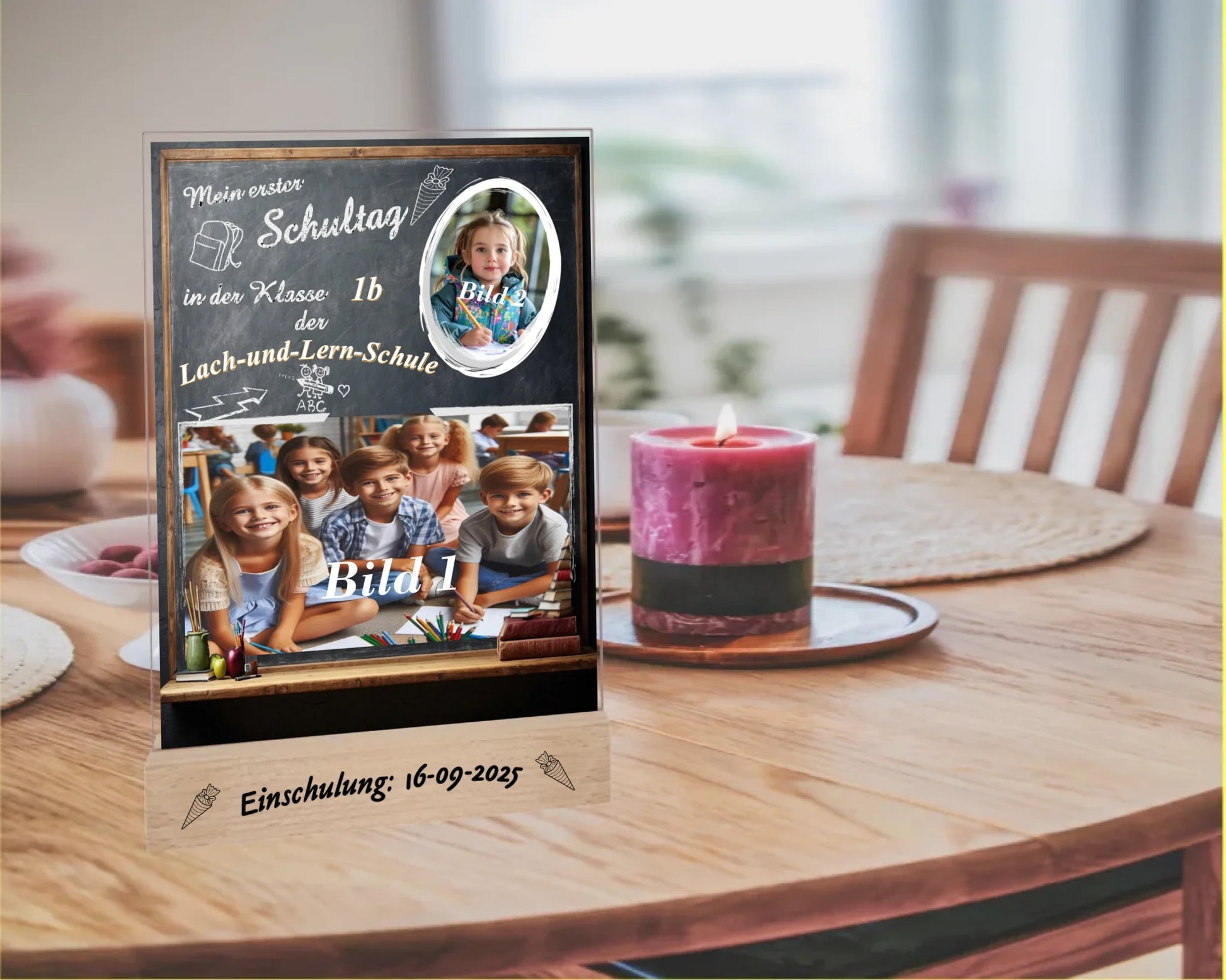 personalisierte-erinnerungstafel-15x20cm-aus-acrylglas-mit-2-fotos-name-der-schule-und-der-klasse-hintergrund-schultafel-bedruckt-mit-echtholz-standfuß-graviert-mit-einschulungsdatum-erinnerungstafel-steht-auf-einem-esstisch-neben-einer-kerze