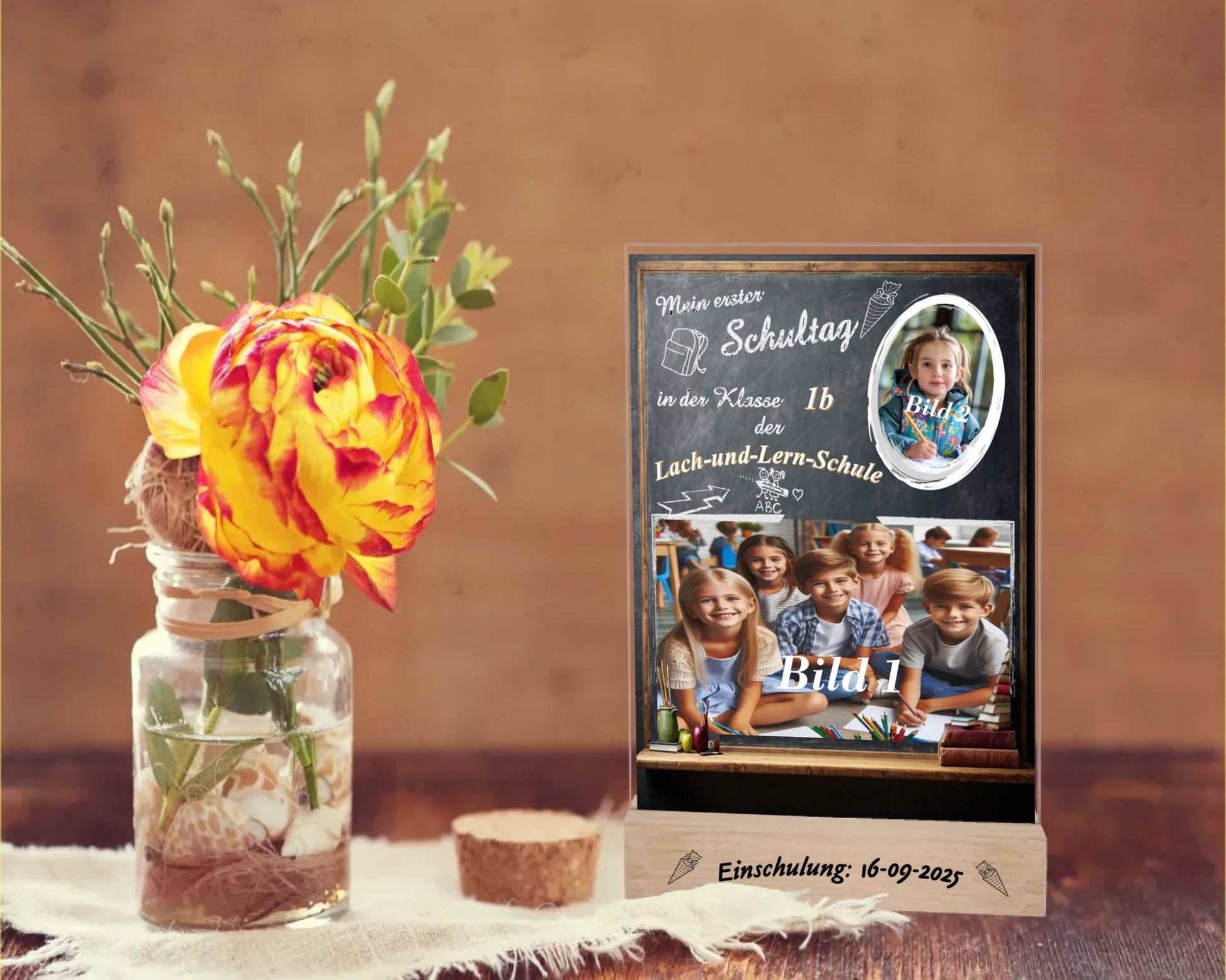 personalisierte-erinnerungstafel-15x20cm-aus-acrylglas-mit-2-fotos-name-der-schule-und-der-klasse-hintergrund-schultafel-bedruckt-mit-echtholz-standfuß-graviert-mit-einschulungsdatum-erinnerungstafel-steht-auf-rustikalem-tisch-neben-einer-rose