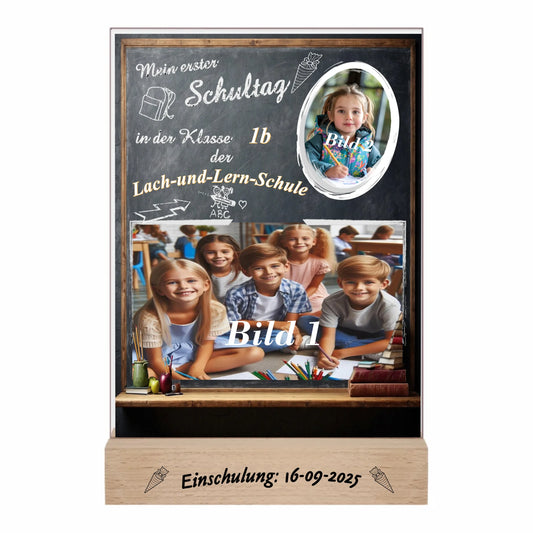 personalisierte-erinnerungstafel-15x20cm-aus-acrylglas-mit-2-fotos-name-der-schule-und-der-klasse-hintergrund-schultafel-bedruckt-mit-echtholz-standfuß-graviert-mit-einschulungsdatum