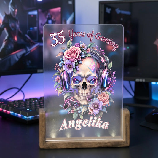 personalisierte-gaming-lampe-years-of-gaming-mit-totenkopf-headset-und-pastellblumen-auf-gaming-schreibtisch