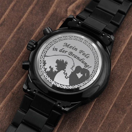 Nahaufnahme-der-rückseite-mit-gravur-mein-fels-in-der-brandung-und-motiv-umriss-paar-neben-einer-welle