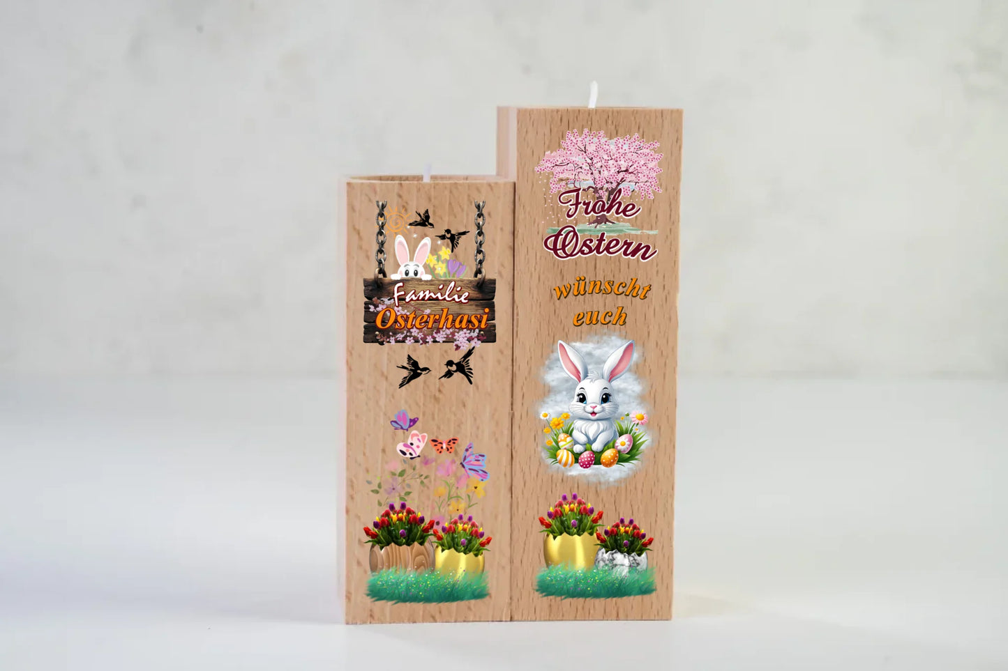 2-quadratische-teelichthalter-4,5x4,5cm-aus-hellem-holz-höhen-12-und-14cm-mit-farbenfrohen-motiven-osterhase-schmetterlinge-blumen-kann-mit familienname-personalisiert-werden