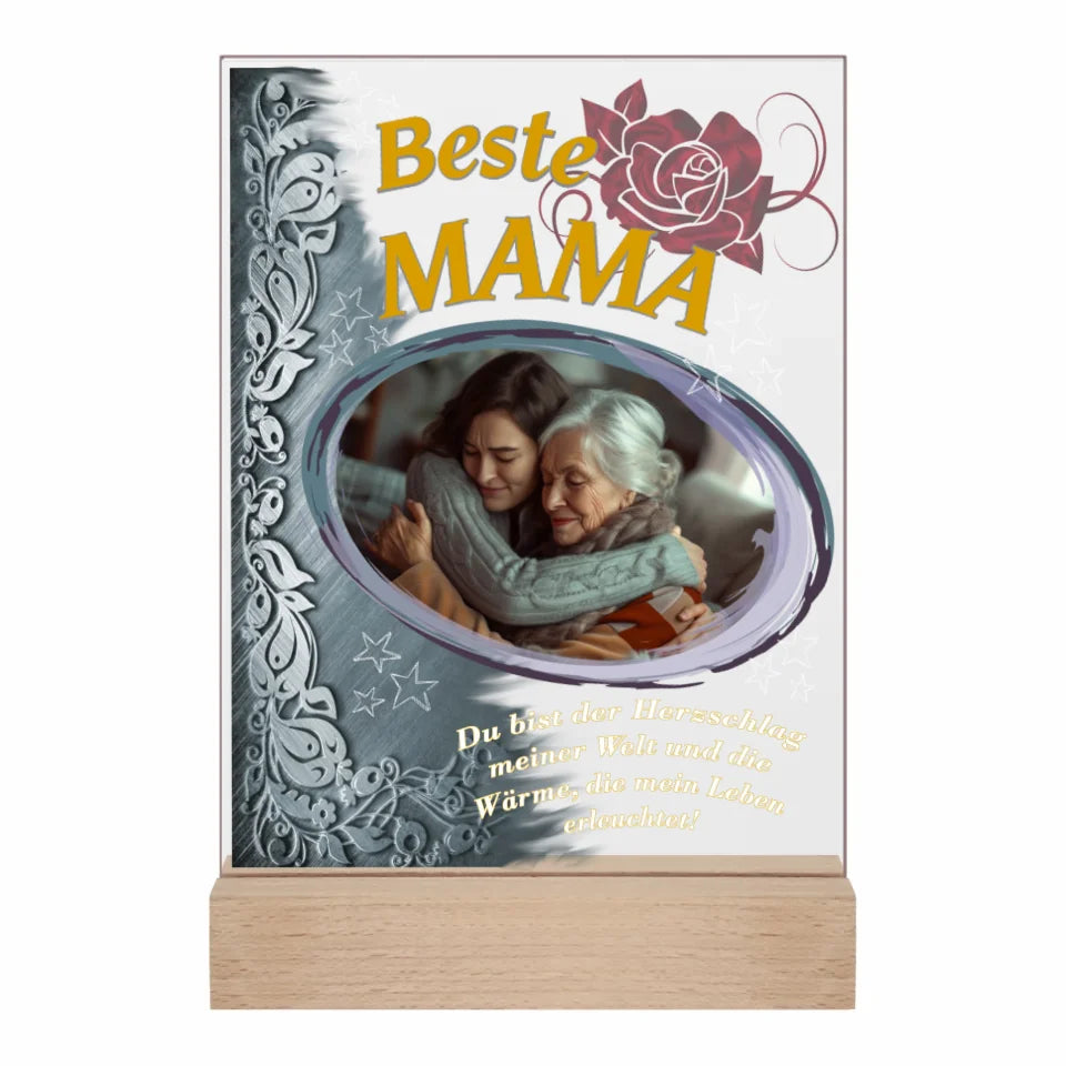 fotoaufsteller-15x20cm-aus-acryl-mit-echtholzsockel-mit-personalisierbaren-foto-silbernen-akzent-auf-der-linken-seite-und-einem-goldgelben-lebensbaum-über-dem-foto-steht-beste-mama-unter-dem-foto-steht-einer-der-fünf-wählbaren-sprüche