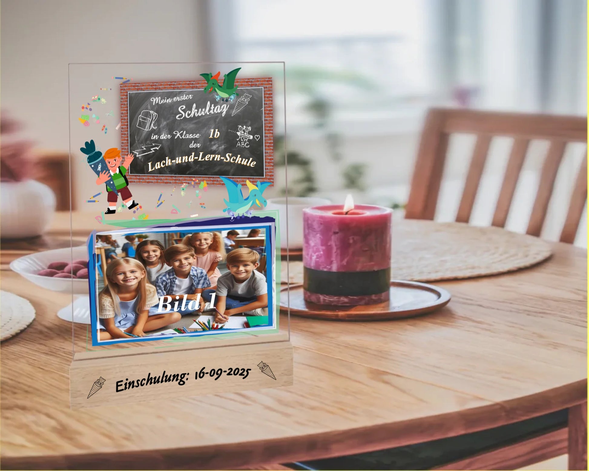 personalisierter-fotoaufsteller-15x20cm-mit-foto-name-der-schule-und-der-klasse-mit-graviertem-standfuß-mit-einschulungsdatum-fotoaufteller-steht-auf-einem-esstisch-neben-einer-kerze