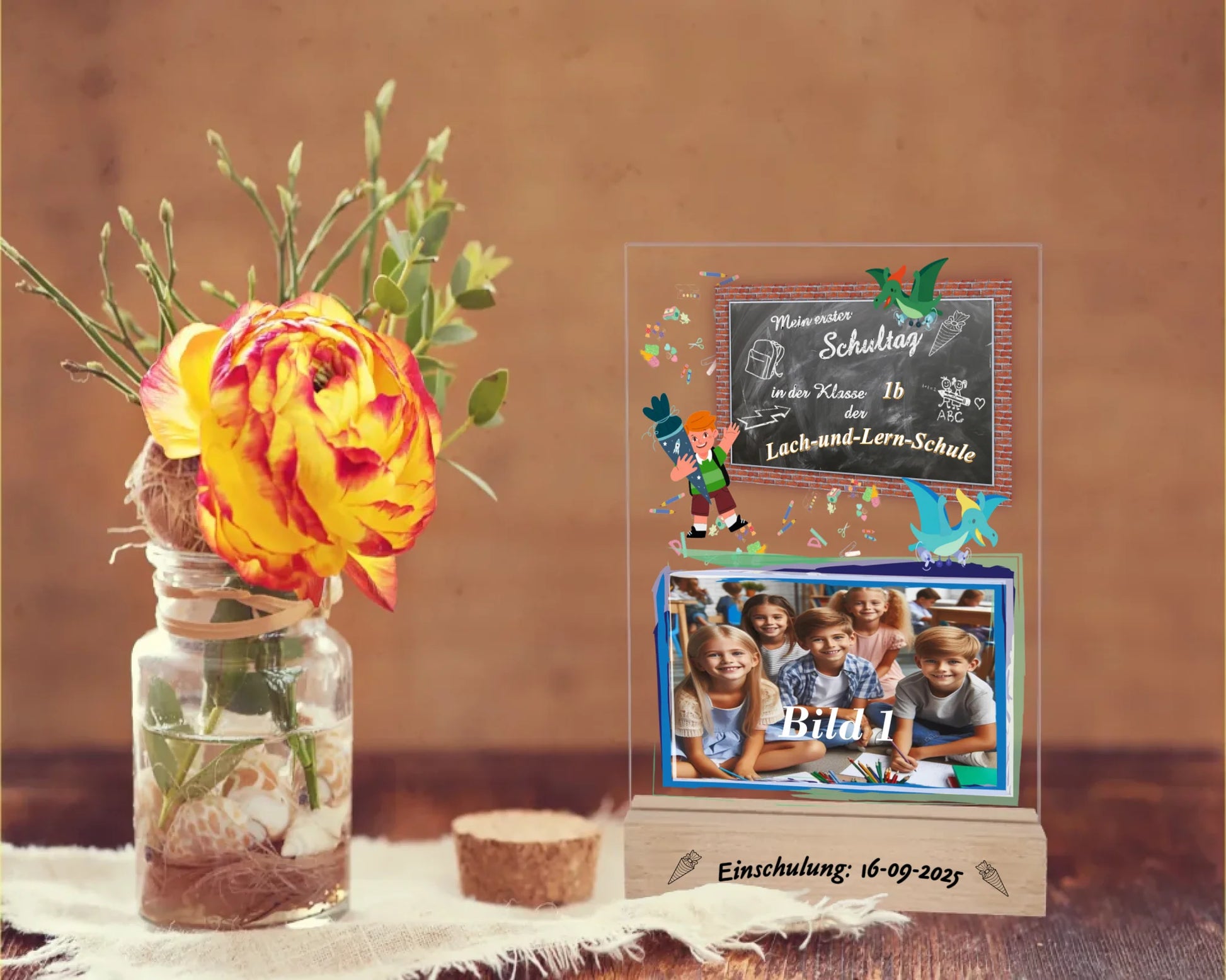 personalisierter-fotoaufsteller-15x20cm-mit-foto-name-der-schule-und-der-klasse-mit-graviertem-standfuß-mit-einschulungsdatum-fotoaufteller-steht-auf-rusikalem-tisch-neben-einer-rose