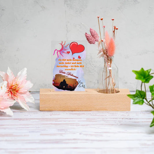 acrylaufsteller-mit-holzsockel-und-trockenblumen-mit-foto-von-einem-paar