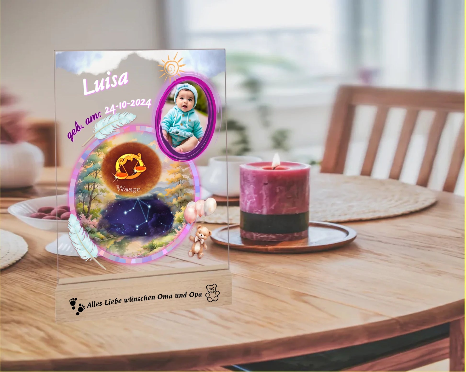 personalisiertes-acrylglas-15x20cm-mit-graviertem-holzsockel-acrylglas-mit-foto-sternzeichen-sternbild-und-name-des-babys-design-in-pastelfarben-überwiegend-in-pink-holzsockel-ist-mit-wunschtext-graviert-fotoaufsteller-steht-auf-einem-esstisch-neben-einer-kerze