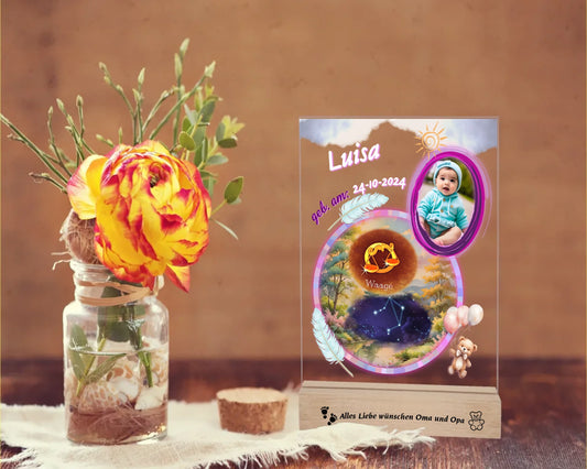 personalisiertes-acrylglas-15x20cm-mit-graviertem-holzsockel-acrylglas-mit-foto-sternzeichen-sternbild-und-name-des-babys-design-in-pastelfarben-überwiegend-in-pink-holzsockel-ist-mit-wunschtext-graviert-fotoaufsteller-steht-auf-rustikalem-olztisch-neben-einer-rose