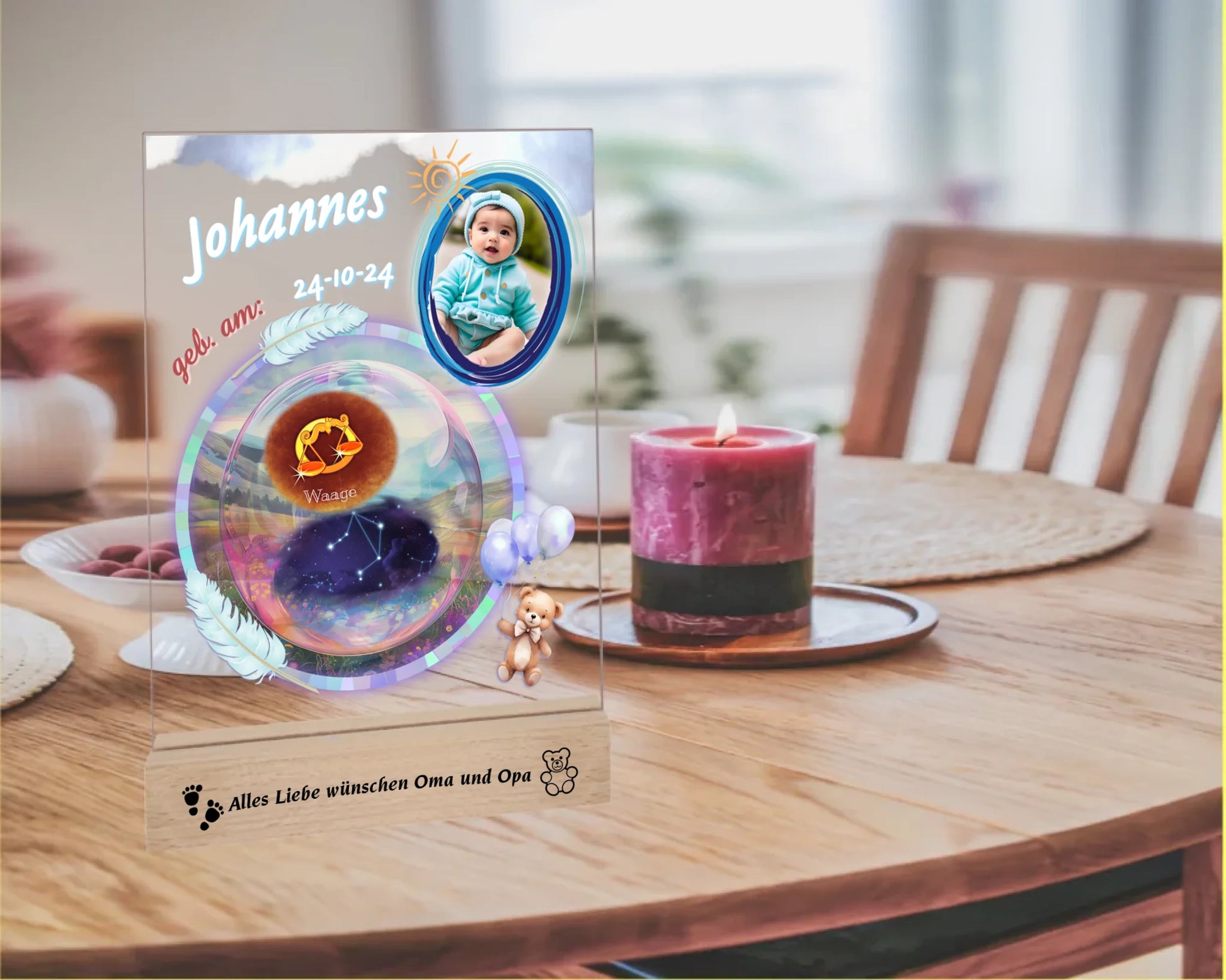 personalisiertes-acrylglas-15x20cm-mit-graviertem-holzsockel-acrylglas-mit-foto-sternzeichen-sternbild-und-name-des-babys-design-in-pastelfarben-überwiegend-in-blau-holzsockel-ist-mit-wunschtext-graviert-fotoaufsteller-steht-auf-einem-esstisch-neben-einer-pinken-kerze