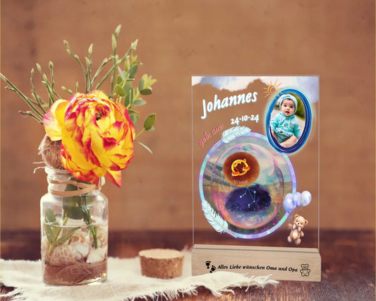 personalisiertes-acrylglas-15x20cm-mit-graviertem-holzsockel-acrylglas-mit-foto-sternzeichen-sternbild-und-name-des-babys-design-in-pastelfarben-überwiegend-in-blau-holzsockel-ist-mit-wunschtext-graviert-fotoaufsteller-steht-auf-rustikalem-olztisch-neben-einer-rose