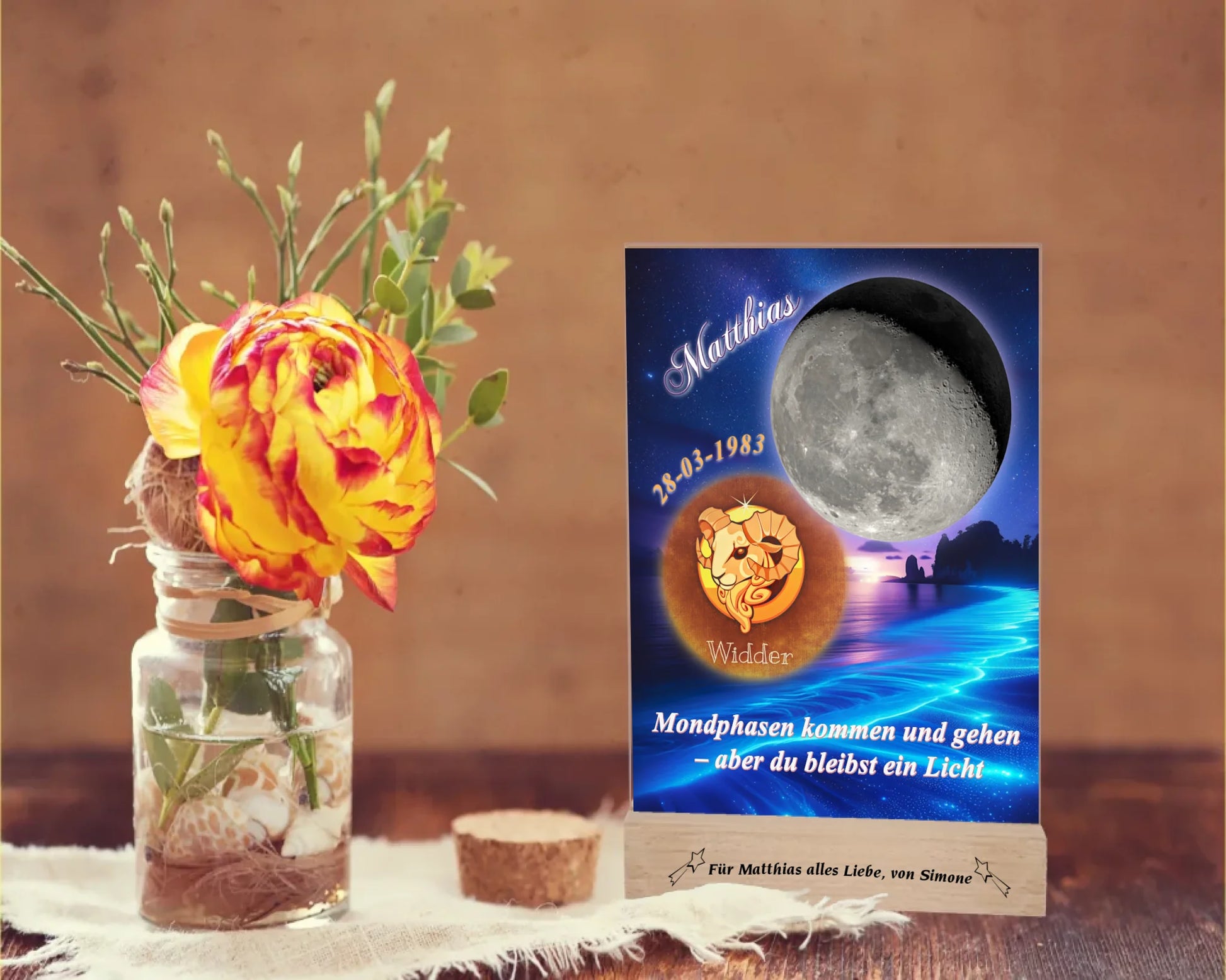 acrylglas-15x20cm-mit-graviertem-holzsockel-design-mit-personalisierter-mondphase-nach-datum-mit-sternzeichen-und-name-kurzer-spruch-monphasen-kommen-und-gehen-aber-du-bleibst-ein-licht-designhintergrund-brandung-meer-in-neon-blau-sternzeichen-ist-bronzefarben-dargestellt-und-der-mond-silber-acrylglas-steht-auf-rustikalem-holztisch-neben-einer-rose