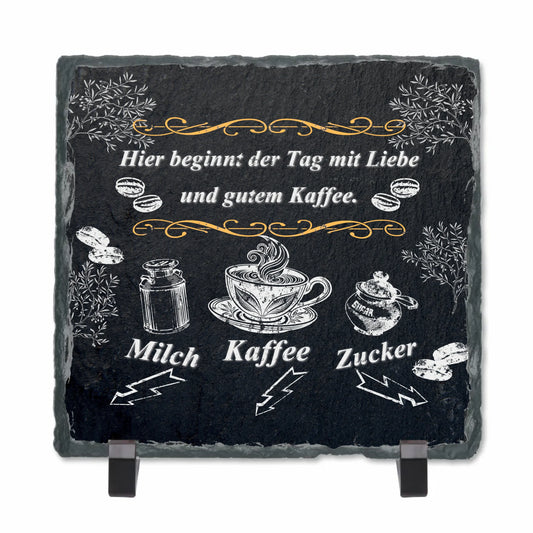 schieferplatte-mit-standfuß-quadratisch-15x15-cm-mit-aufdruck-in-rustikaler-optik-motive-kaffeetasse-milchkanne-zuckerdose-und-mit-spruch-hier-beginnt-der-tag-mit-liebe-und-gutem-kaffee