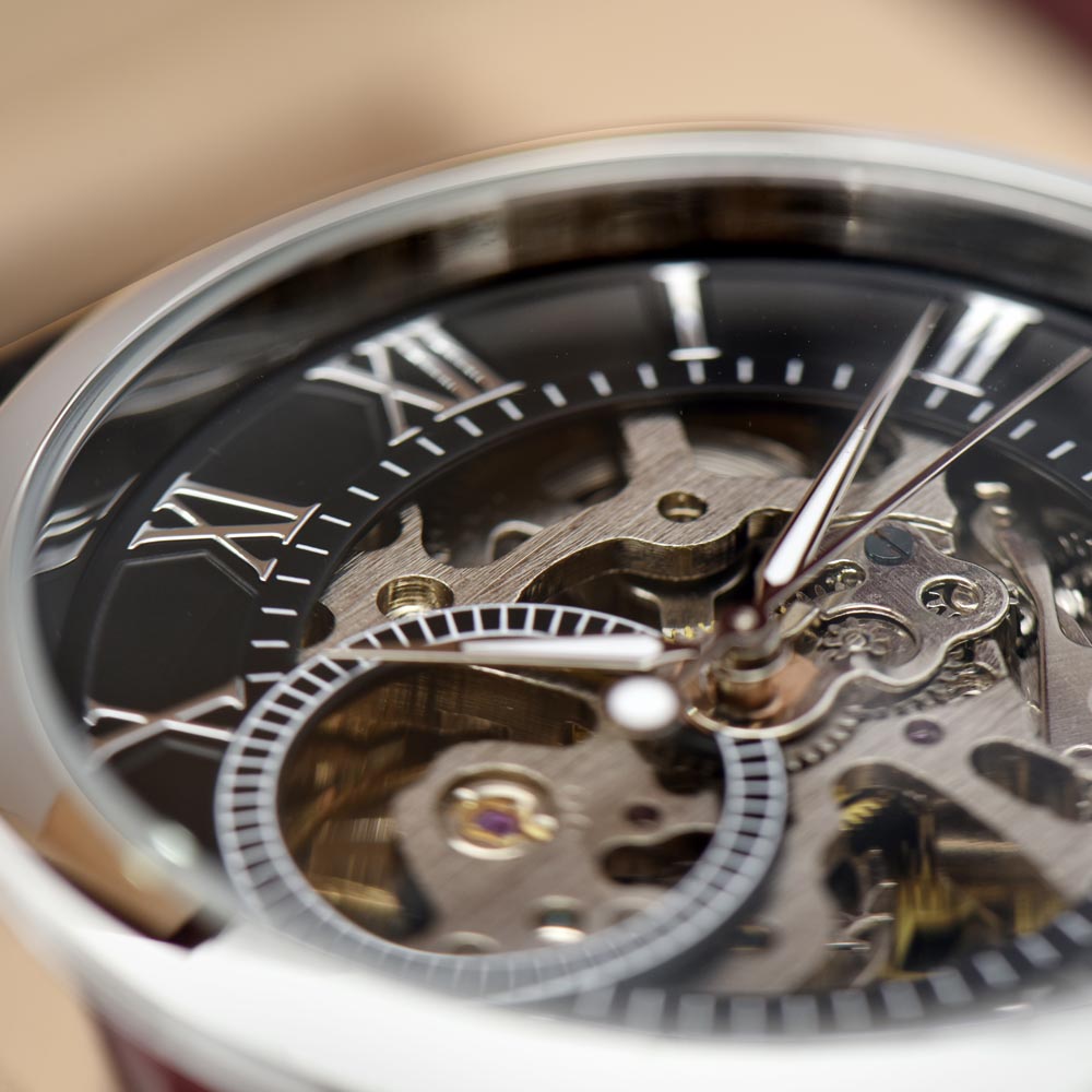 nahaufnahme-von-schwarzem-ziffernblatt-in-der-mitte-durchsichtig-der-automatik-uhr-mit-blick-auf-das-uhrwerk