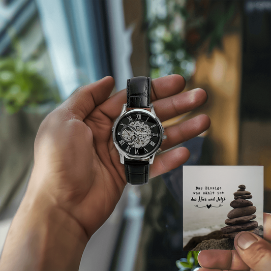 die-automatikuhr-wird-in-der-linken-hand-gehalten-daneben-die-karte-mit-aufschrift-das-einzige-was-zählt-ist-das-hier-und-jetzt