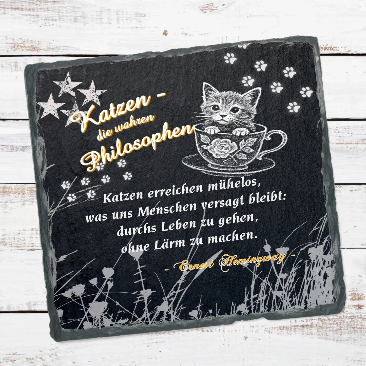 berühmte-zitate-über-katzen-auf-schieferplatte-schwarz-mit-weißem-katzenmotiv-katze-in-tasse
