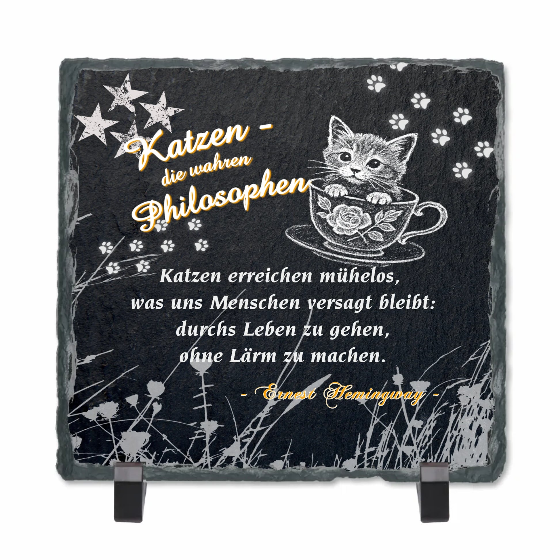 schieferplatte-15x15cm-schwarz-mit-standfuss-gestaltet-mit-einem-von-sechs-berühmten-zitaten-über-katzen-design-mit-weißem-katzenmotiv-suesse-katze-in-tasse-weisse-pfotenabdruecke-und-sterne-in-den-oberen-ecken