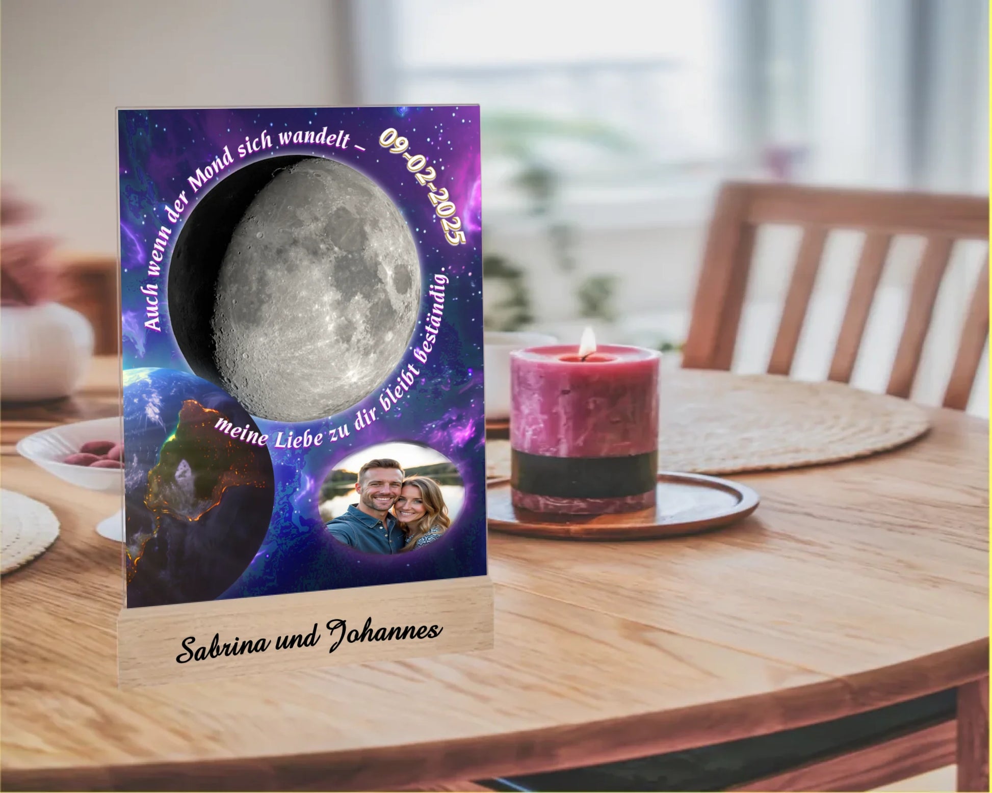 acrylaufsteller-15x20cm-mit-graviertem-holzsockel-acrylglas-ist-personalisiert-mit-foto-datum-und-bild-der-dazu-passenden-mondphase-im-vordergrund-ist-die-erde-zu-sehen-und-als-hintergrund-dient-ein-weltall-motiv-mit-einem-farbverlauf-von-dunkelblau-bis-violett-um-den-mond-befindet-sich-ein-schriftzug-mit-dem-text-auch-wenn-der-mond-sich-wandelt-meine-liebe-zu-dir-bleibt-beständig-acryllas-steht-mit-einem-gravierten-holzsockel-personalisiert-mit-namen-oder-wunschtext-acrylaufsteller-auf-esstisch