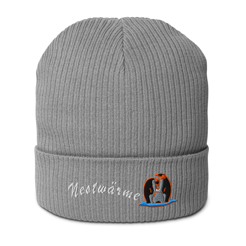 bio-baumwoll-beanie-grau-gerippt-bestickt-mit-motiv-pinguin-familie-und-schriftzug-nestwaerme
