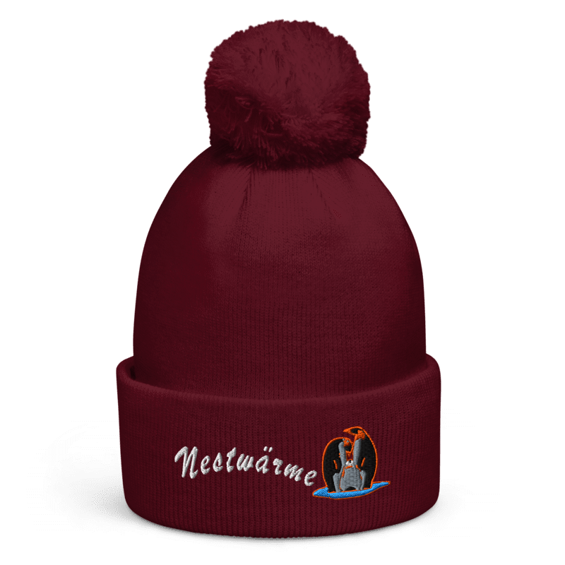 bestickte-beanie-weinrot-mit-bund-und-bommel-motiv-pinguin-familie-und-schriftzug-nestwaerme