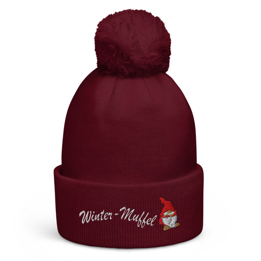 bestickte-beanie-weinrot-mit-bund-und-bommel-motiv-frecher-wichtel-und-schriftzug-winter-muffel