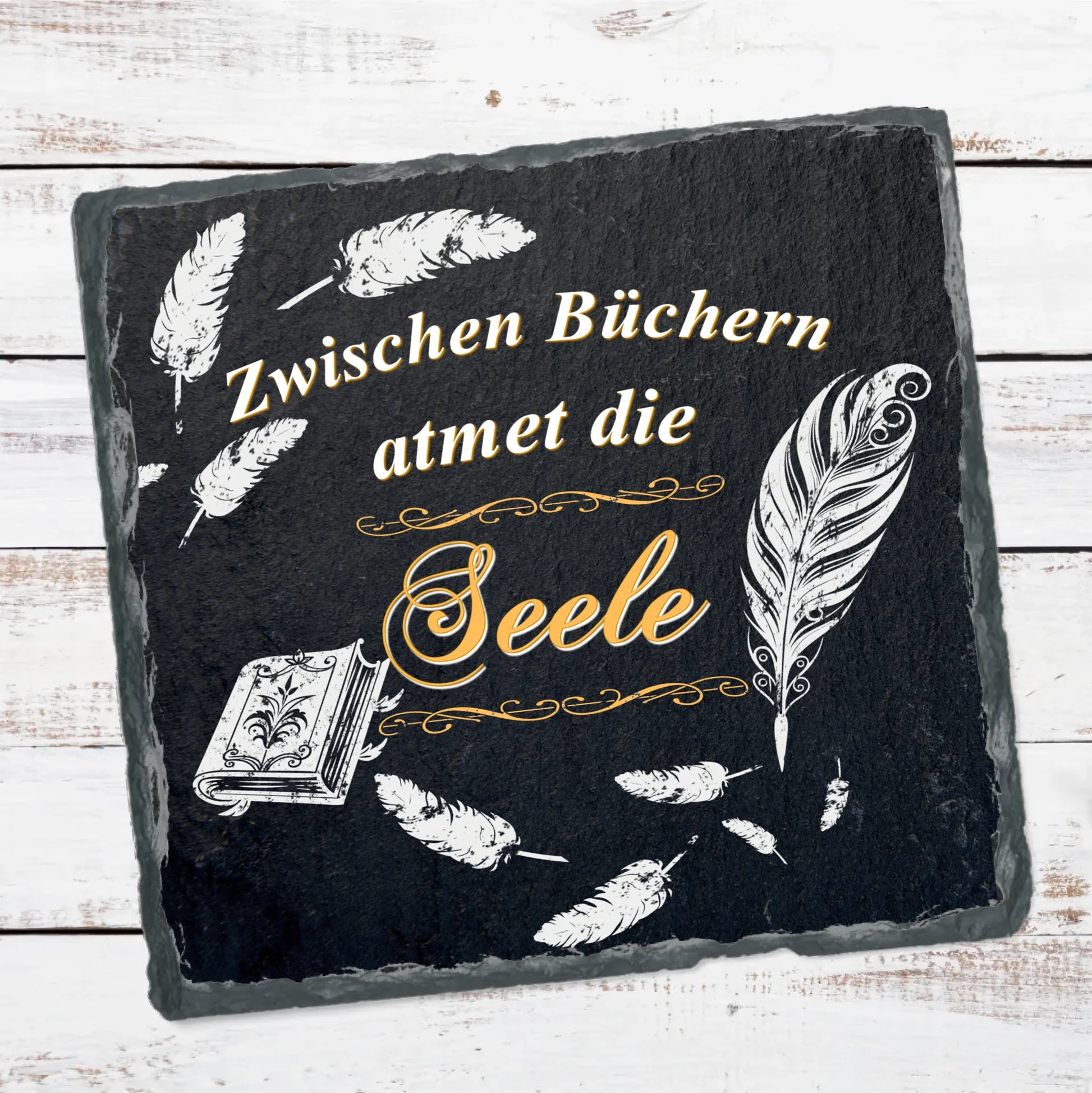schieferplatte-schwarz-15x15-zentimeter-mit-spruch-zwischen-büchern-atmet-die-seele-und-motiven-buch-federn