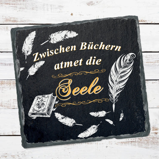 schieferplatte-schwarz-15x15-zentimeter-mit-spruch-zwischen-büchern-atmet-die-seele-und-motiven-buch-federn
