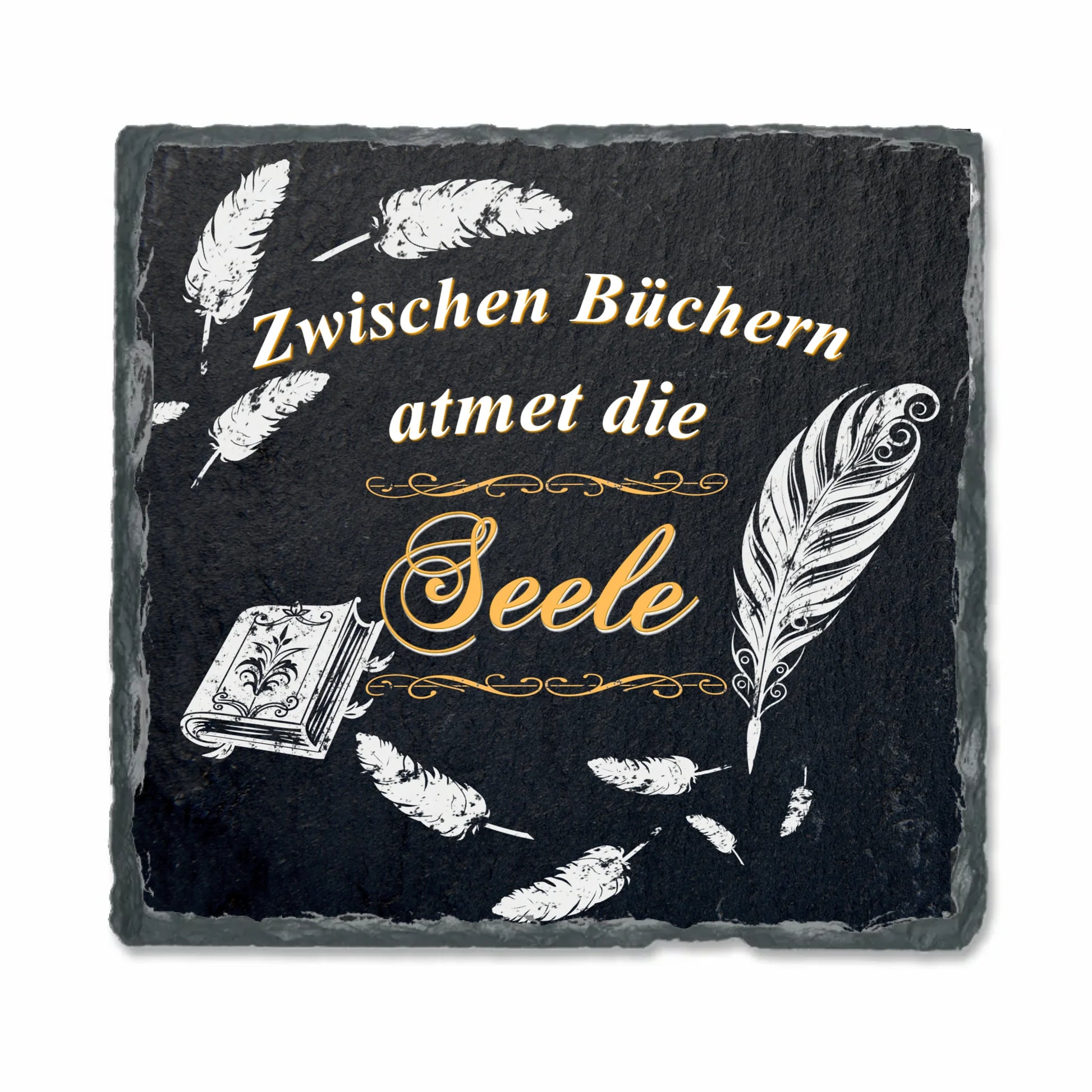schieferplatte-schwarz-15x15-zentimeter-mit-spruch-zwischen-büchern-atmet-die-seele-und-motiven-buch-federn