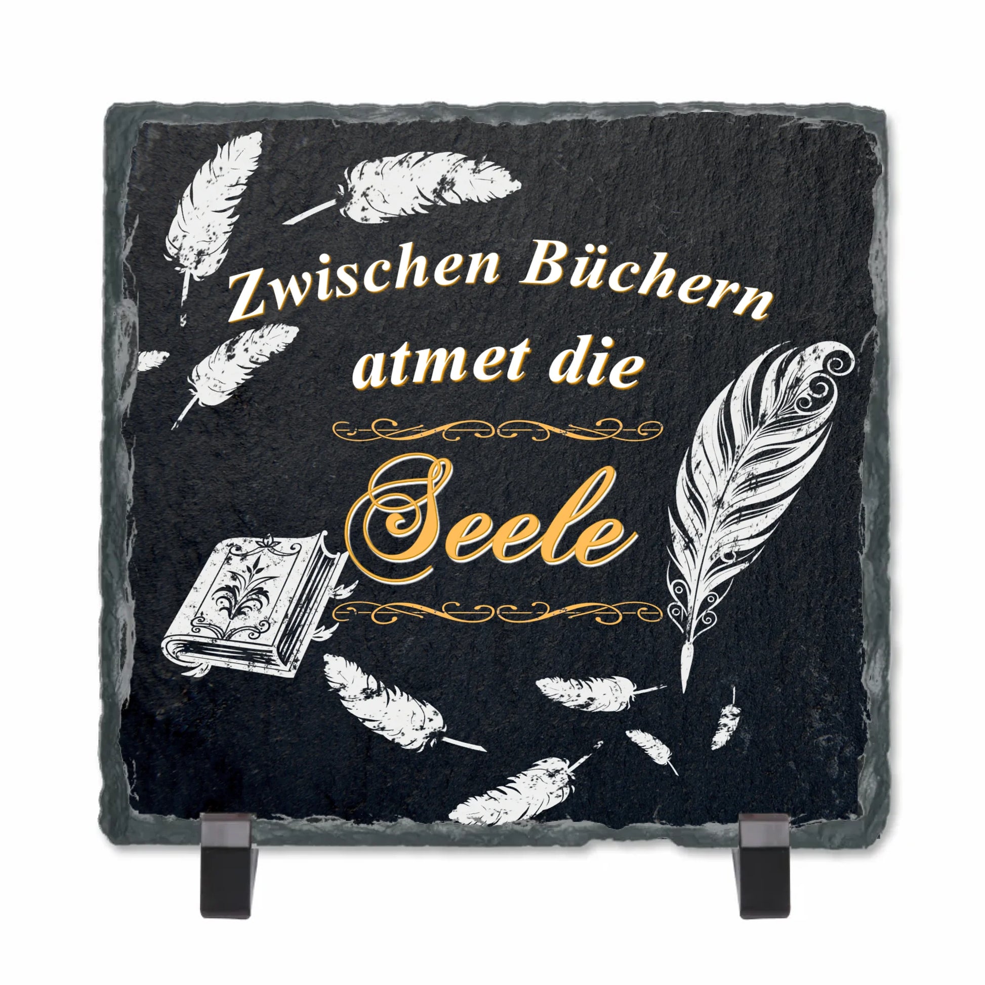 schieferplatte-schwarz-15x15-zentimeter-mit-standfuß-und-spruch-zwischen-büchern-atmet-die-seele-und-motiven-buch-federn