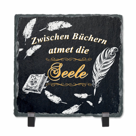 schieferplatte-schwarz-15x15-zentimeter-mit-standfuß-und-spruch-zwischen-büchern-atmet-die-seele-und-motiven-buch-federn