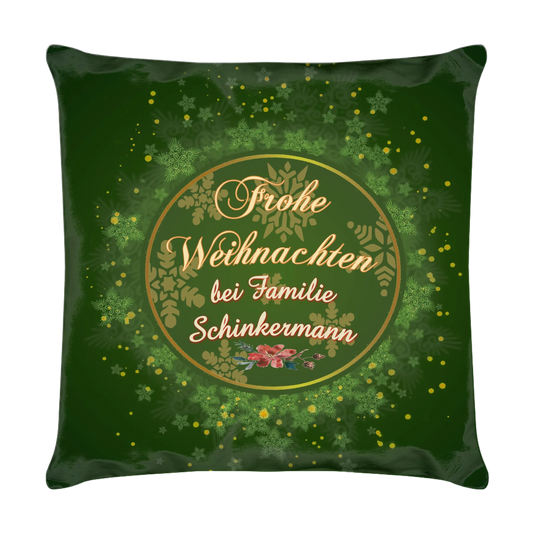 kissen-dunkel-gruen-40x40-cm-mit-familienname-geschenk-nachbarn-vorderseite-mit-schriftzug-frohe-weihnachten-bei-familie-und-personalisiertem-namen-umgeben-von-einem-runden-goldenen-rahmen-umgeben-von-schneeflocken-und-sternen