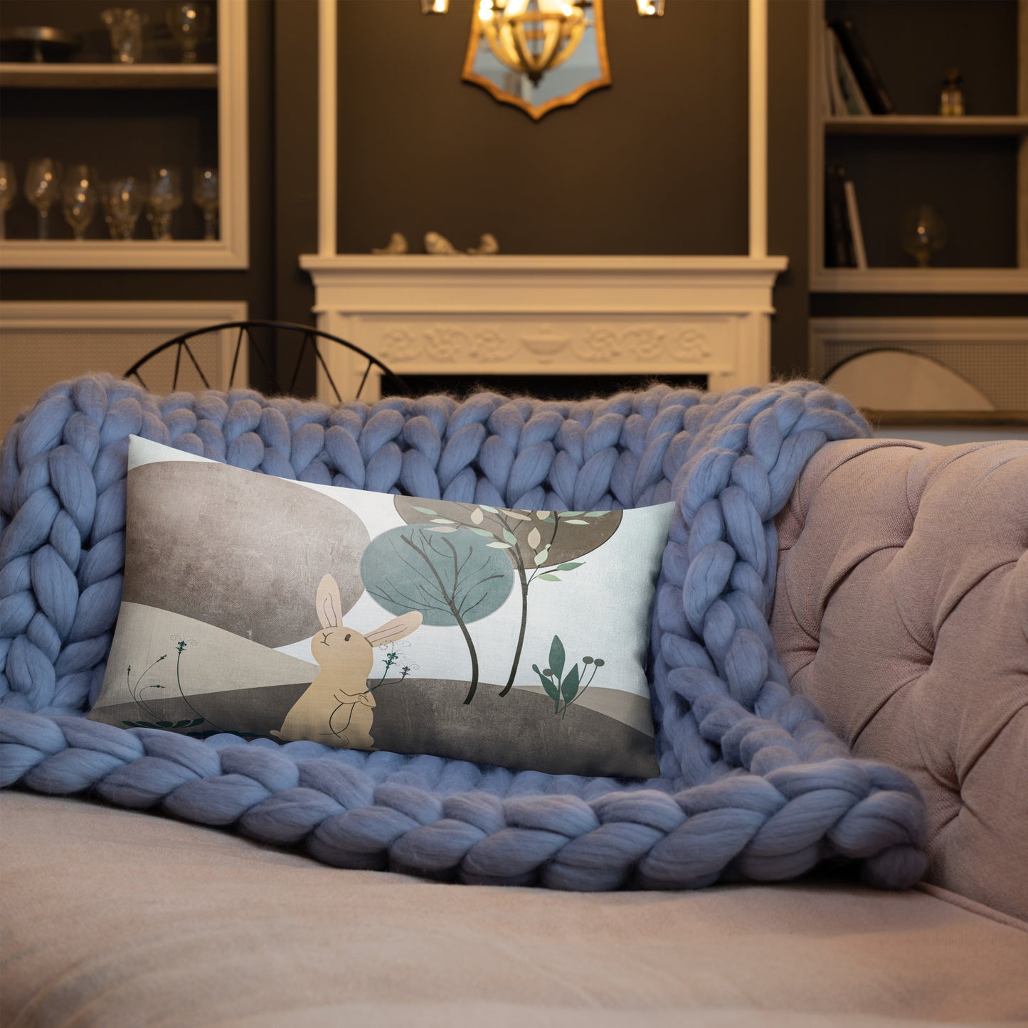dekokissen-mit-hase-und-landschaft-mit-bäumen-in-schlichtem-modernen-design