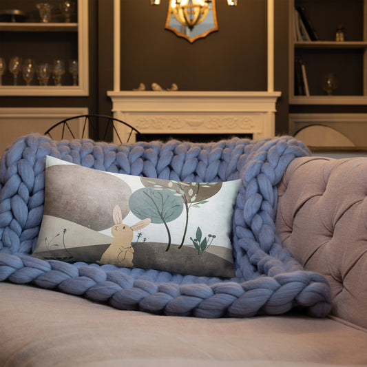 dekokissen-mit-hase-und-landschaft-mit-bäumen-in-schlichtem-modernen-design