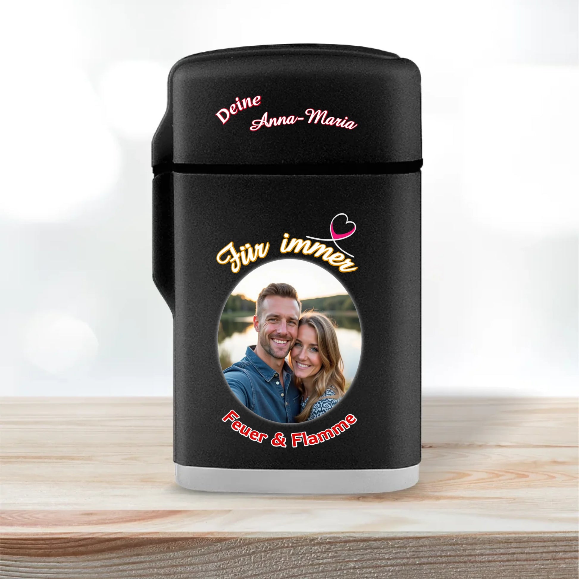 jetflame-feuerzeug-schwarz-geschlossen-weihnachtsgeschenk-freund-mit-foto-und-name-personalisiert-plus-aufschrift-in-weiss-rot-für-immer-feuer-und-flamme-feuerzeug-steht-auf-hellem-holz
