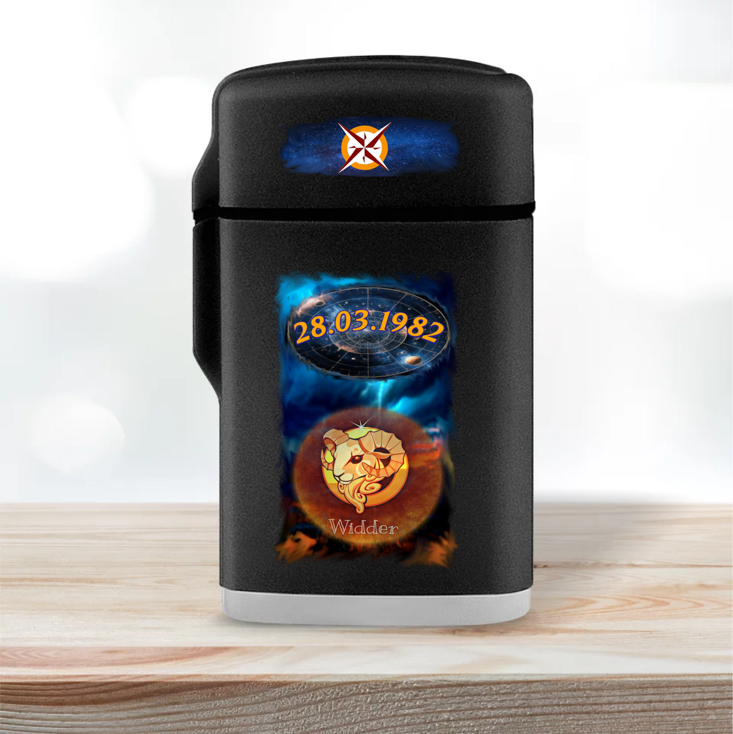 personalisiertes-jetflame-feuerzeug-schwarz-mit-motiv-sternzeichen-geburtsdatum-und-optional-mit-name-im-hintergrund-bild-von-gewitter-feuerzeug-steht-auf-heller-holzplatte