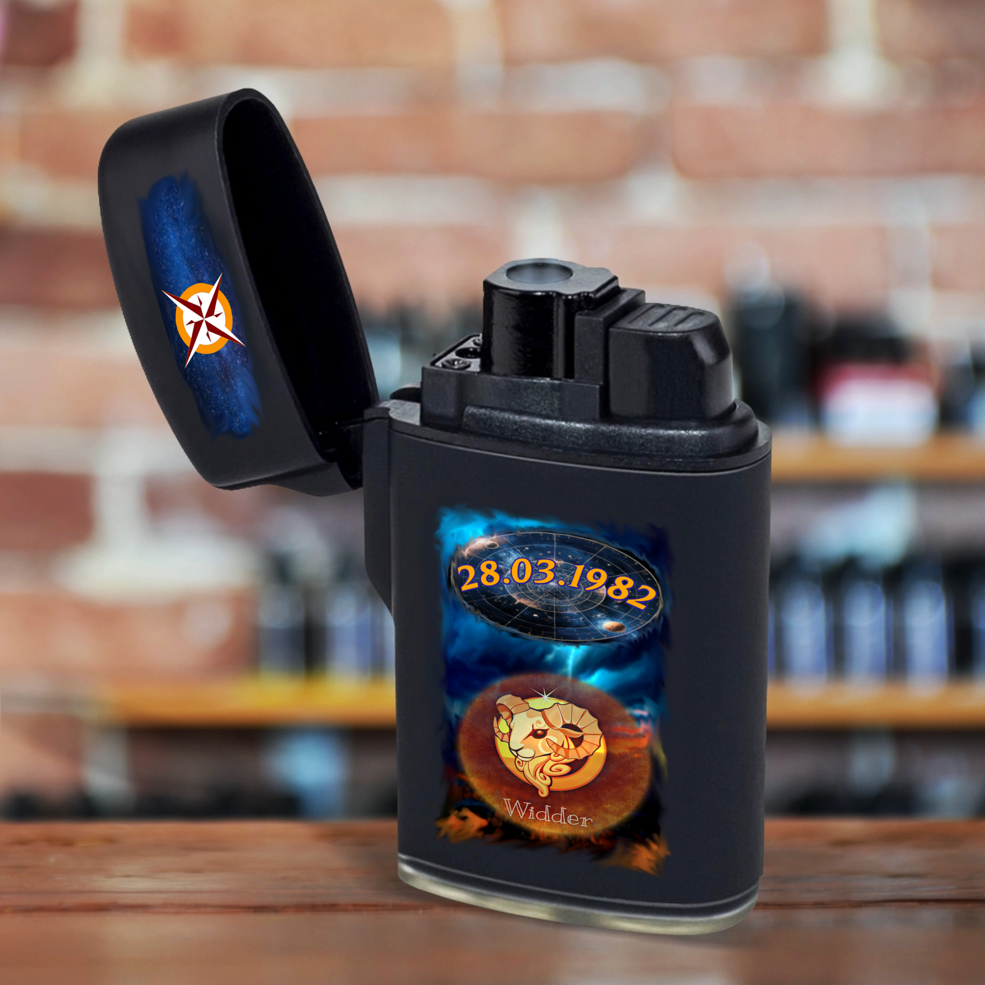 personalisiertes-jetflame-feuerzeug-schwarz-mit-motiv-sternzeichen-geburtsdatum-und-optional-mit-name-im-hintergrund-bild-von-gewitter-feuerzeug-steht-auf-dunkler-tischplatte