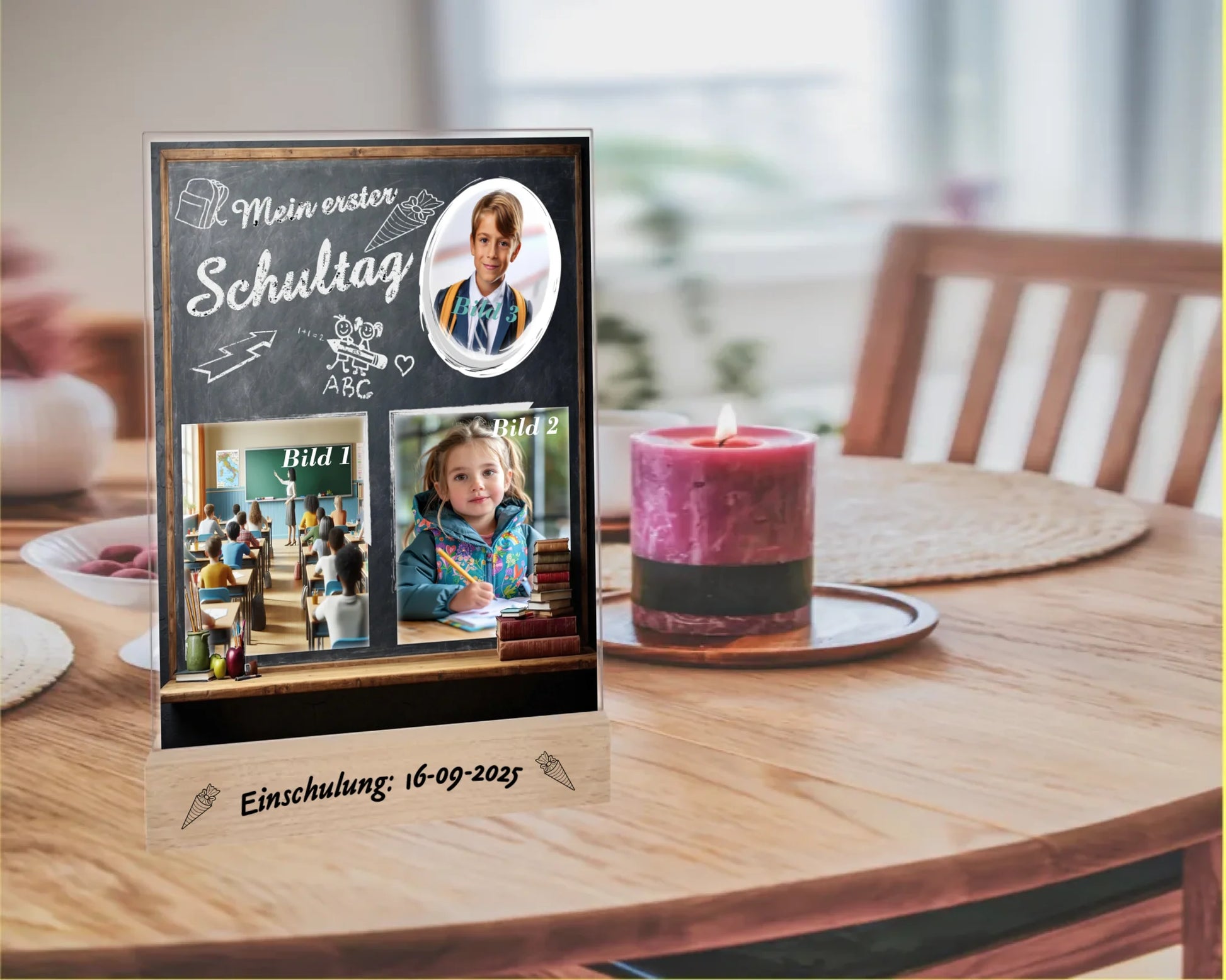personalisierter-fotoaufsteller-acryl-15x20cm-optik-schultafel-mit-drei-fotos-gravur-am-holzsockel-mit-einschulungsdatum-fotoaufsteller-steht-auf-esstisch-neben-einer-kerze