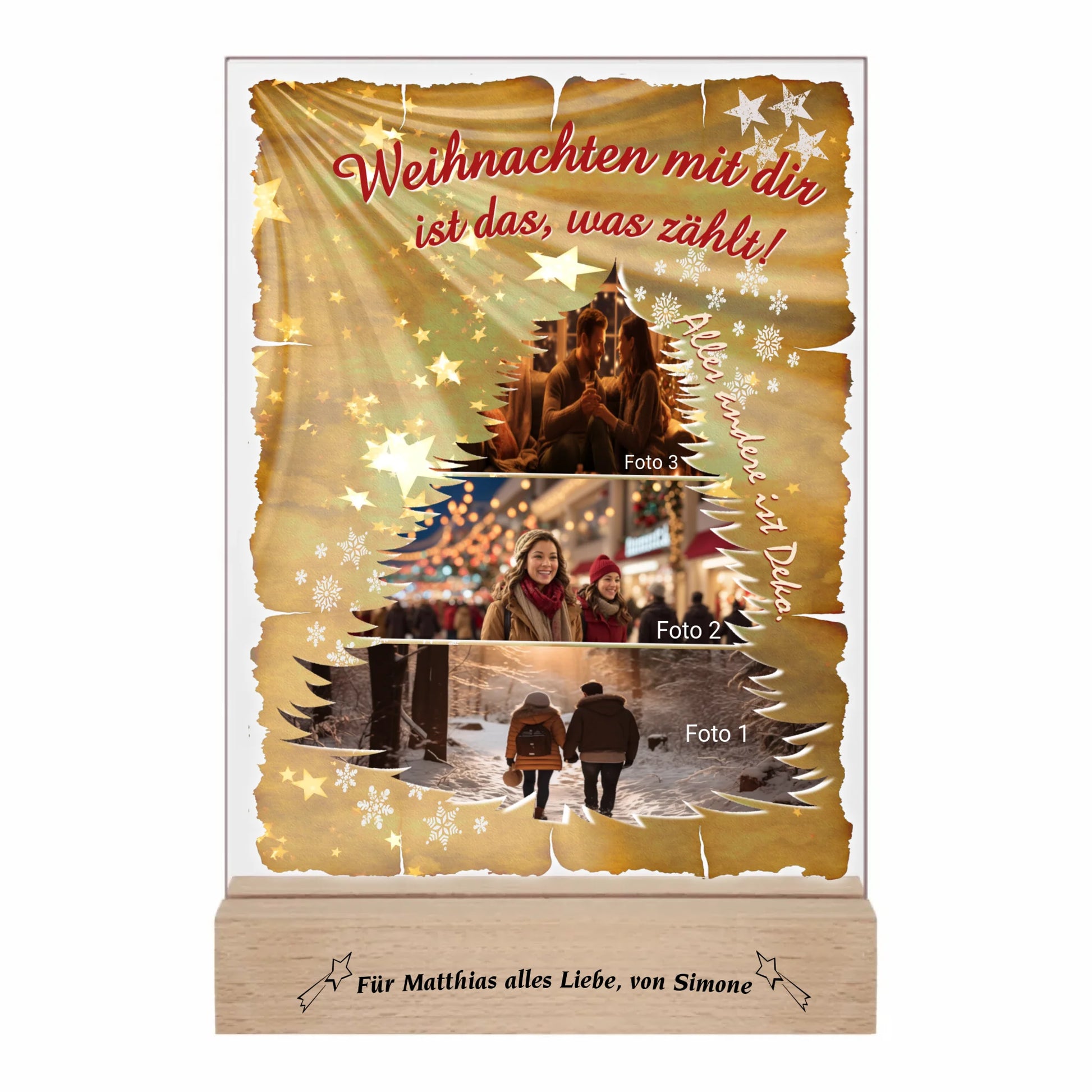 fotoaufsteller-acryl-15x20cm-mit-graviertem-standfuss-acrylglas-mit-3-teiliger-foto-collage-in-tannenbaum-form-darueber-schriftzug-weihnachten-mit-dir-ist-das-was-zaehlt-und-neben-der-collage-steht-alles-andere-ist-deko-mit-einem-hintergrund-optik-goldenes-papier-mit-sternen-und-schneeflocken