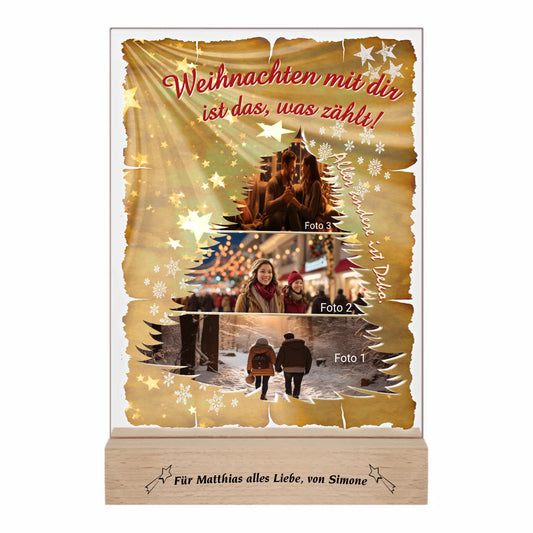 fotoaufsteller-acryl-15x20cm-mit-graviertem-standfuss-acrylglas-mit-3-teiliger-foto-collage-in-tannenbaum-form-darueber-schriftzug-weihnachten-mit-dir-ist-das-was-zaehlt-und-neben-der-collage-steht-alles-andere-ist-deko-mit-einem-hintergrund-optik-goldenes-papier-mit-sternen-und-schneeflocken