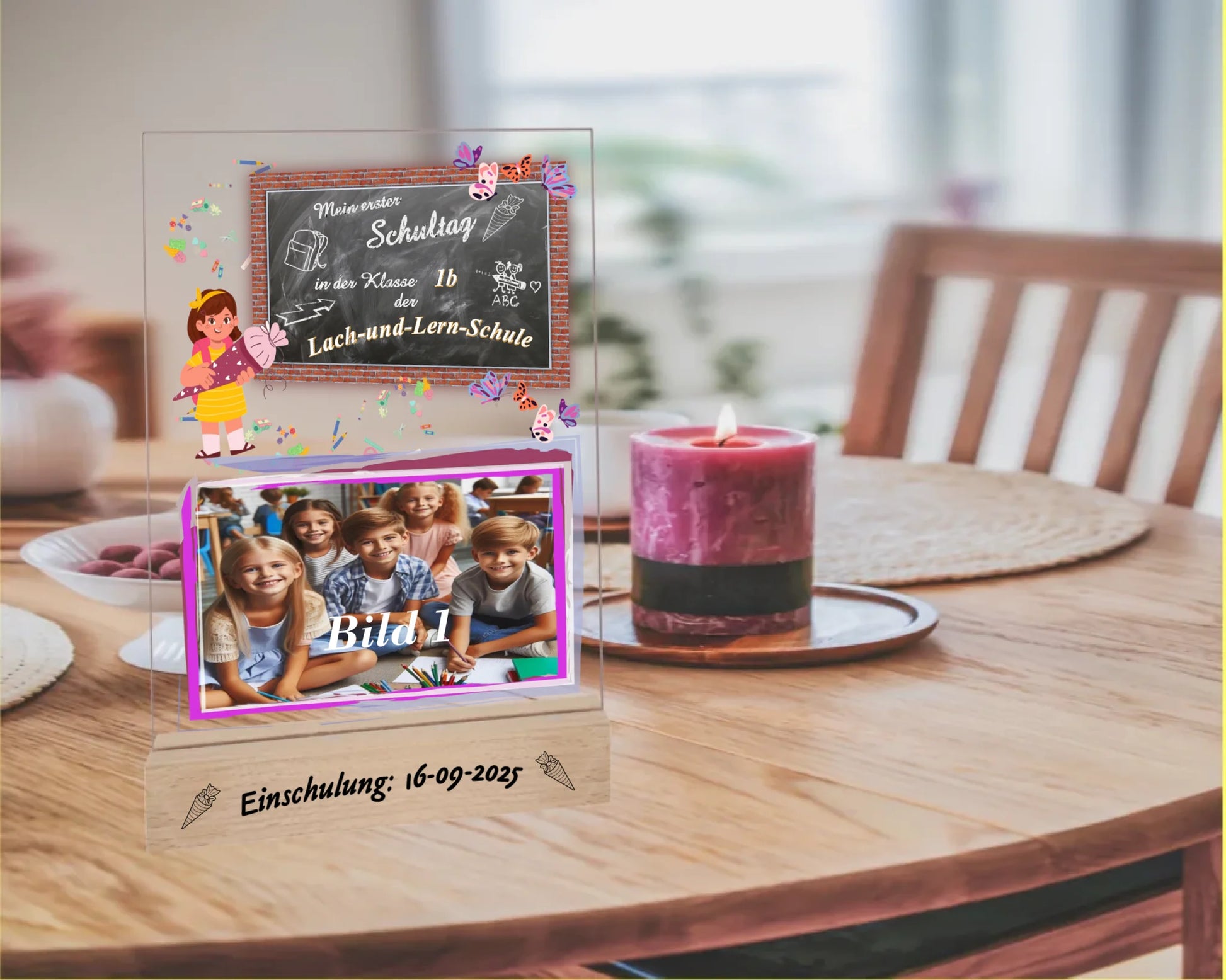 personalisierter-fotoaufsteller-15x20cm-mit-foto-name-der-schule-und-der-klasse-mit-graviertem-standfuß-mit-einschulungsdatum-fotoaufteller-steht-auf-einem-esstisch
