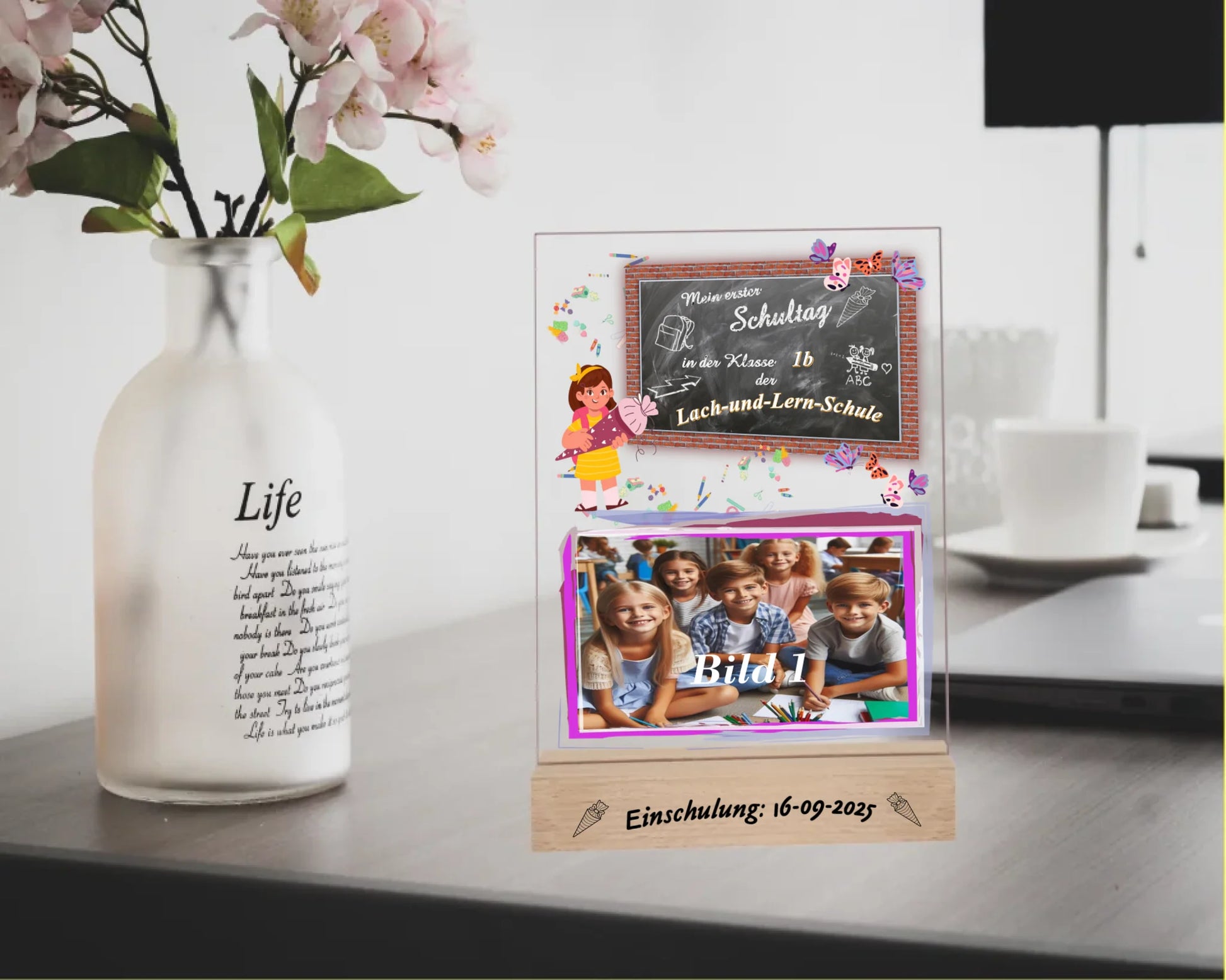 personalisierter-fotoaufsteller-15x20cm-mit-foto-name-der-schule-und-der-klasse-mit-graviertem-standfuß-mit-einschulungsdatum-fotoaufteller-steht-auf-einem-schreibtisch