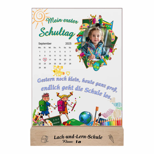personalisierter-fotoaufsteller-aus-acryl-15x20cm-mit-foto-und-kalenderblatt-zum auswählen-des-datums-zwischen-bunten-schulmotiven-auf-graviertem-holzsockel-mit-name-der-schule-und-der-klasse