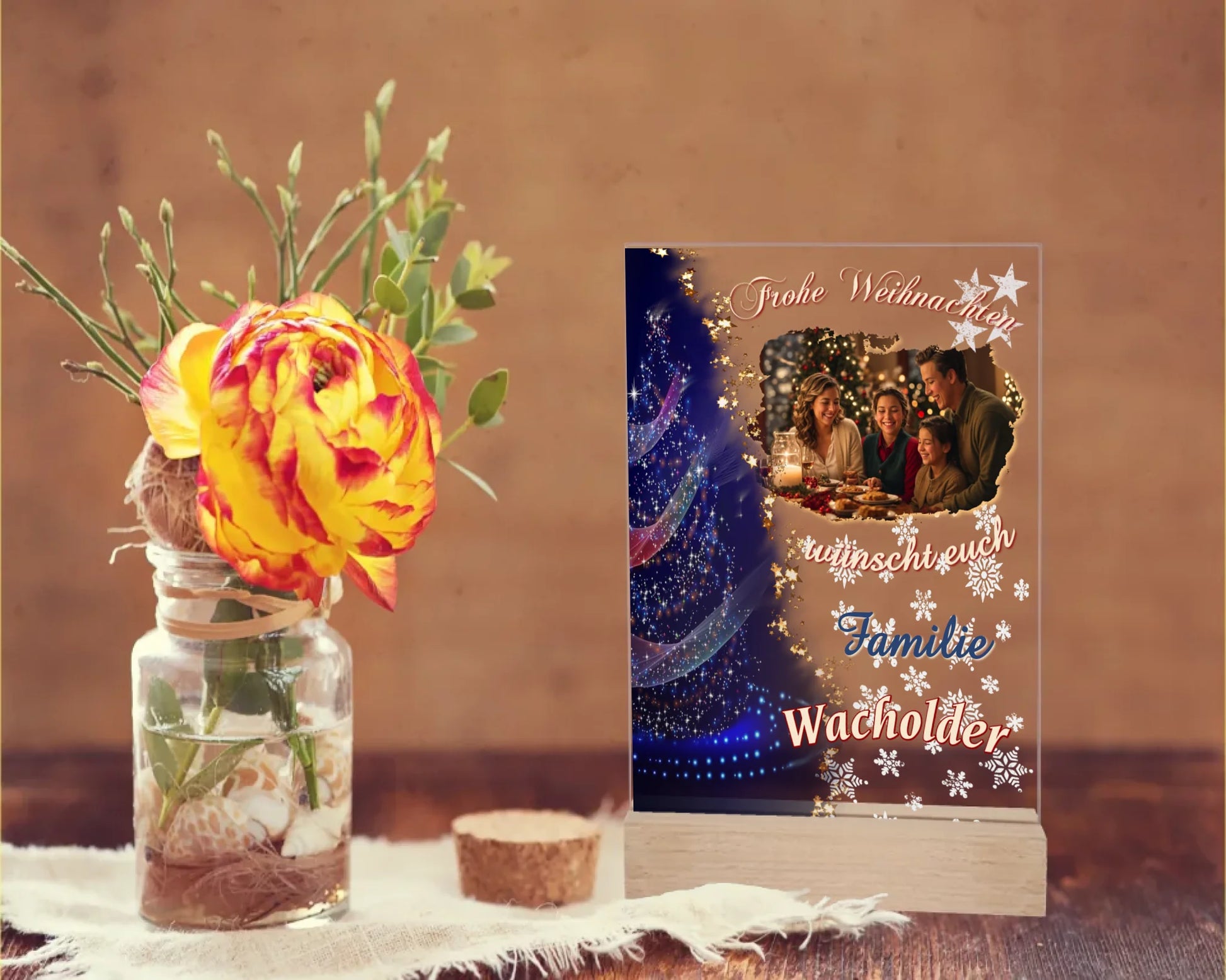 acrylglas-15x20cm-mit-standfuß-aus-echtholz-personalisiert-mit-familienfoto-und-familienname-in -der-linken-haelfte-ist-ein-weihnachtsbaum-mit-bunten-lichtern-und-dunkelblauem-hintergrund-fließender-uebergang-zur-transparentnen-hälfte-mit-foto-name-und-schriftzug-frohe-weihnachten-wuenscht-euch-familie-name-der-familie-fotoaufsteller-steht-auf-einem-rustikalen-tisch-neben-einer-rose