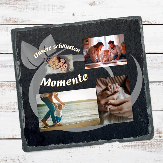 personalisierte-schieferplatte-quadratisch-15x15-cm-design-mit-drei-fotos-und-ausgewählten-motiv-mit-personaliserbaren-schriftzug-unsere-schönsten-momente-schieferplatte-liegt-auf-weissen-brettern