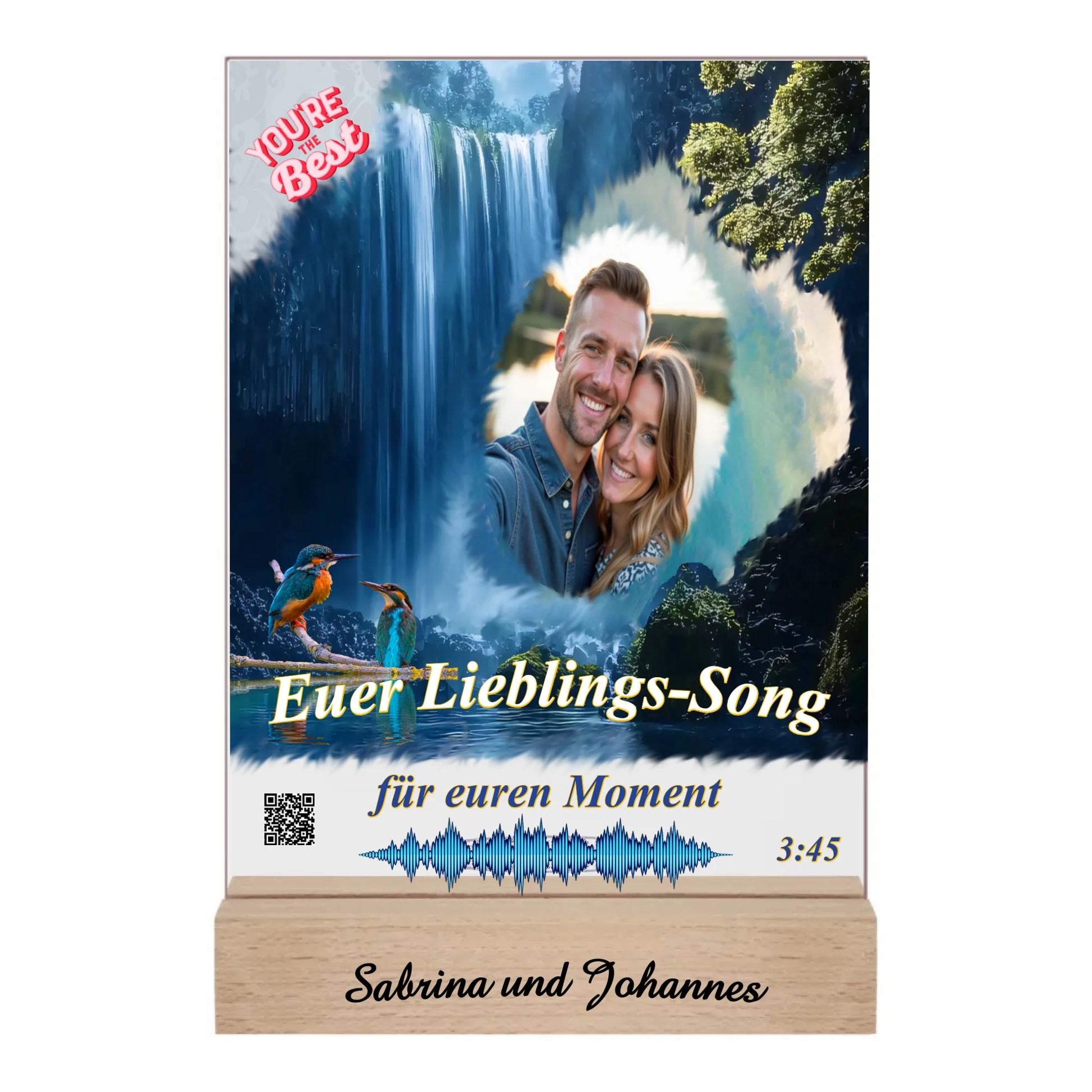 acrylaufsteller-15x20cm-personalisiert-mit-foto-titel-und-interpret-des-ausgewählten-songs-mit-qr-code-und-gravierten-namen-am-holzsockel-design-hintergrund-ein-wasserfall-in-strahlendem-blau-aufsteller-vor-weissem-hintergrund