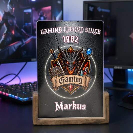 personalisierte-gaming-lampe-mit-namen-jahreszahl-und-gaming-wappen-auf-dem-gaming-schreibtisch