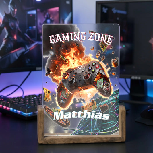 personalisierte-gaming-lampe-mit-flammendem-controller-und-namen-auf-gaming-schreibtisch