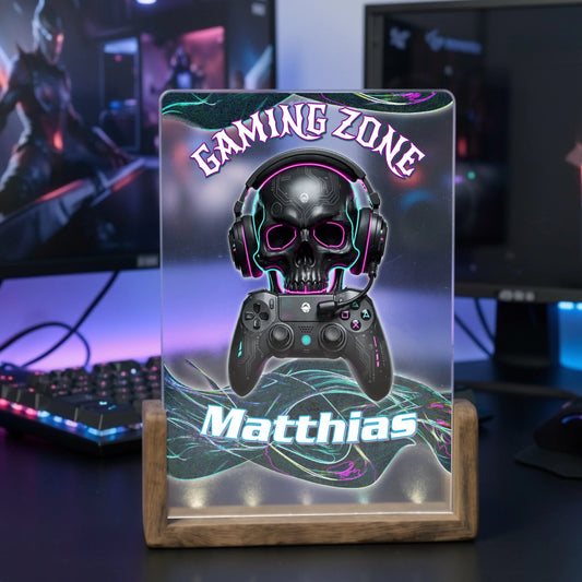 personalisierte-gaming-lampe-mit-totenkopf-und-namen-auf-gaming-schreibtisch