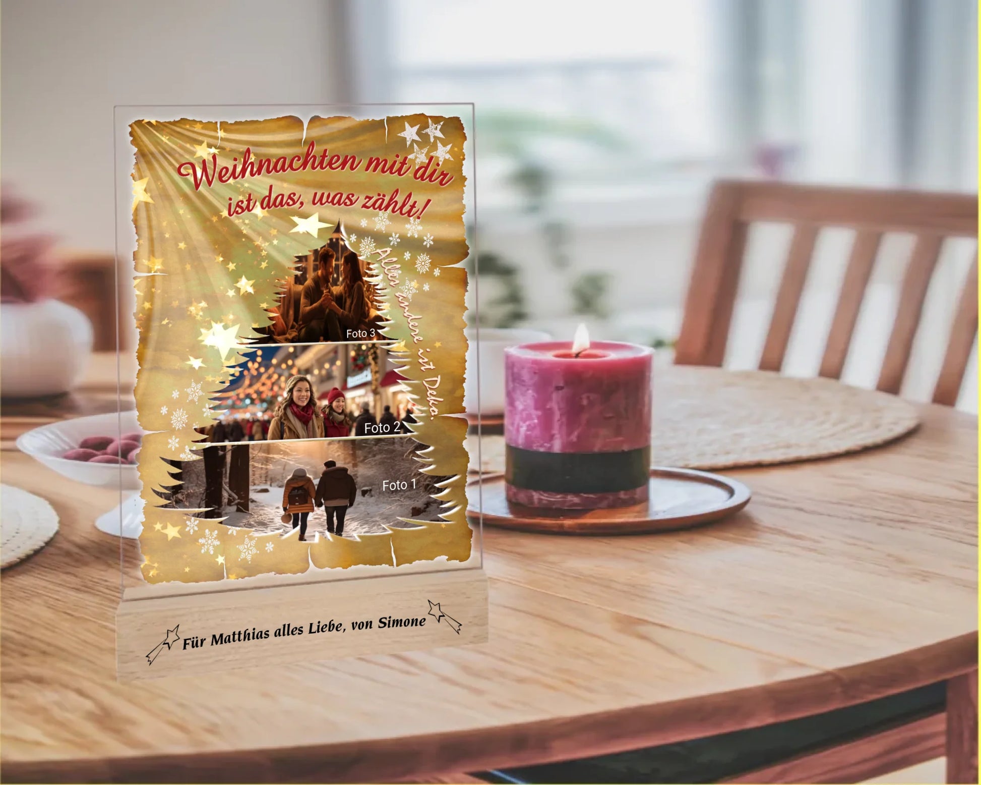fotoaufsteller-acryl-15x20cm-mit-graviertem-standfuss-geschenkidee-papa-acrylglas-mit-3-teiliger-foto-collage-in-tannenbaum-form-darueber-schriftzug-weihnachten-mit-dir-ist-das-was-zaehlt-und-neben-der-collage-steht-alles-andere-ist-deko-mit-einem-hintergrund-optik-goldenes-papier-mit-sternen-und-schneeflocken-fotoaufsteller-steht-auf-esstisch-neben-einer-kerze