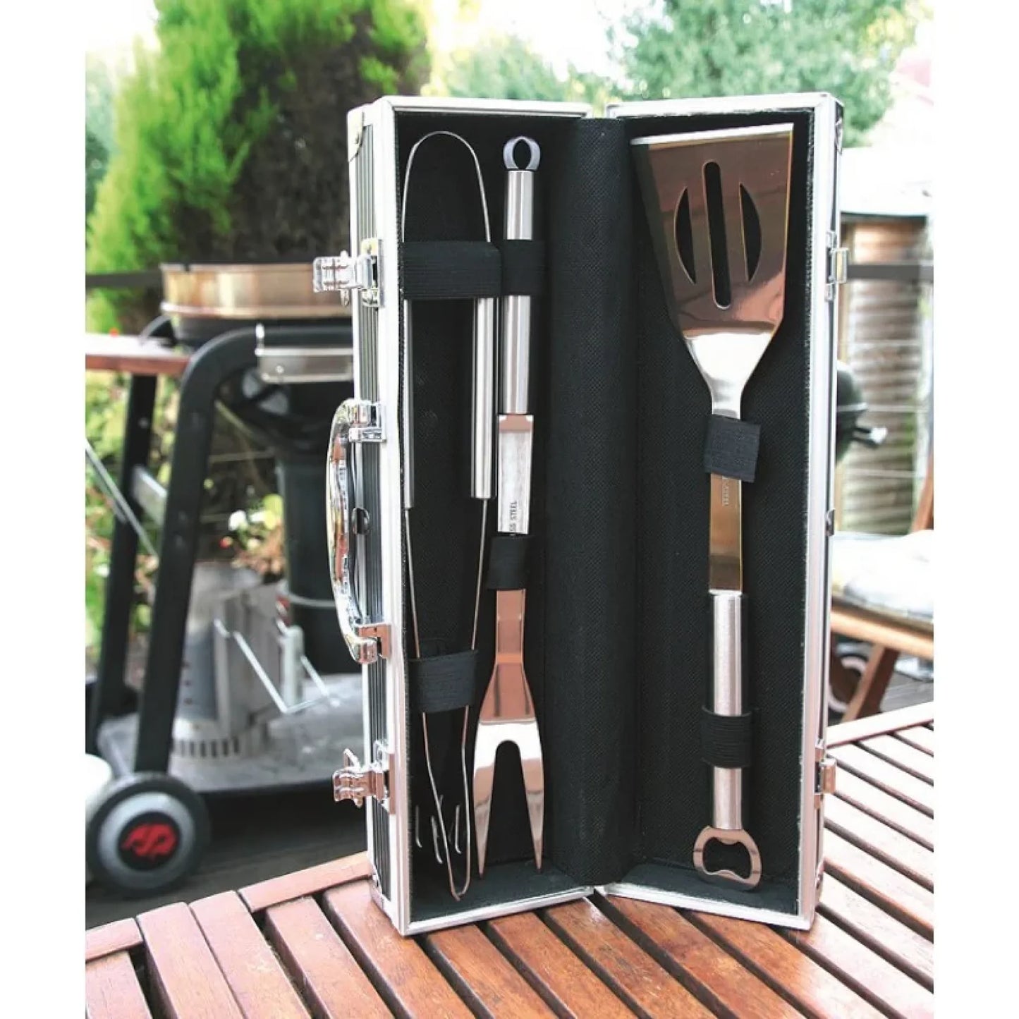 grillkoffer-offen-mit-drei-teiligen-grillbesteck-aus-edelstahl