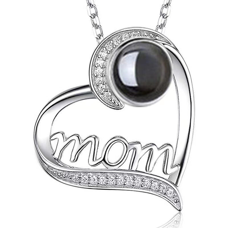 halskette-mit-herz-anhänger-silber-kleinen-zirkonia-steinen-entlang-der-kontur-im-inneren-des-herzanhängers-befindet-sich-der-stein-mit-foto-und-der-schriftzug-mom